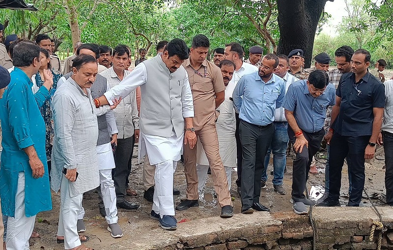 bhopal, Minister in charge,accident site in Guna