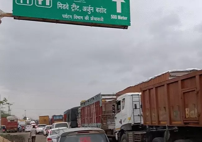 indore,Traffic is completely normal , Arjun Baroda Overbridge 