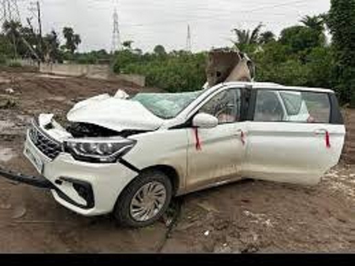 indore,   car of five students , accident