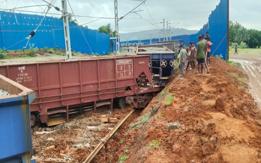 sahibganj, 18 bogies , goods train derailed 