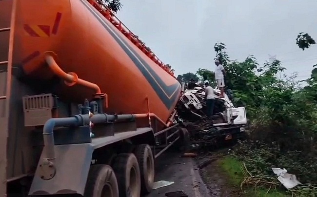 chatarpur, Container and truck collide, driver dies