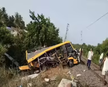 chennai, Tamil Nadu, School van hit by train 