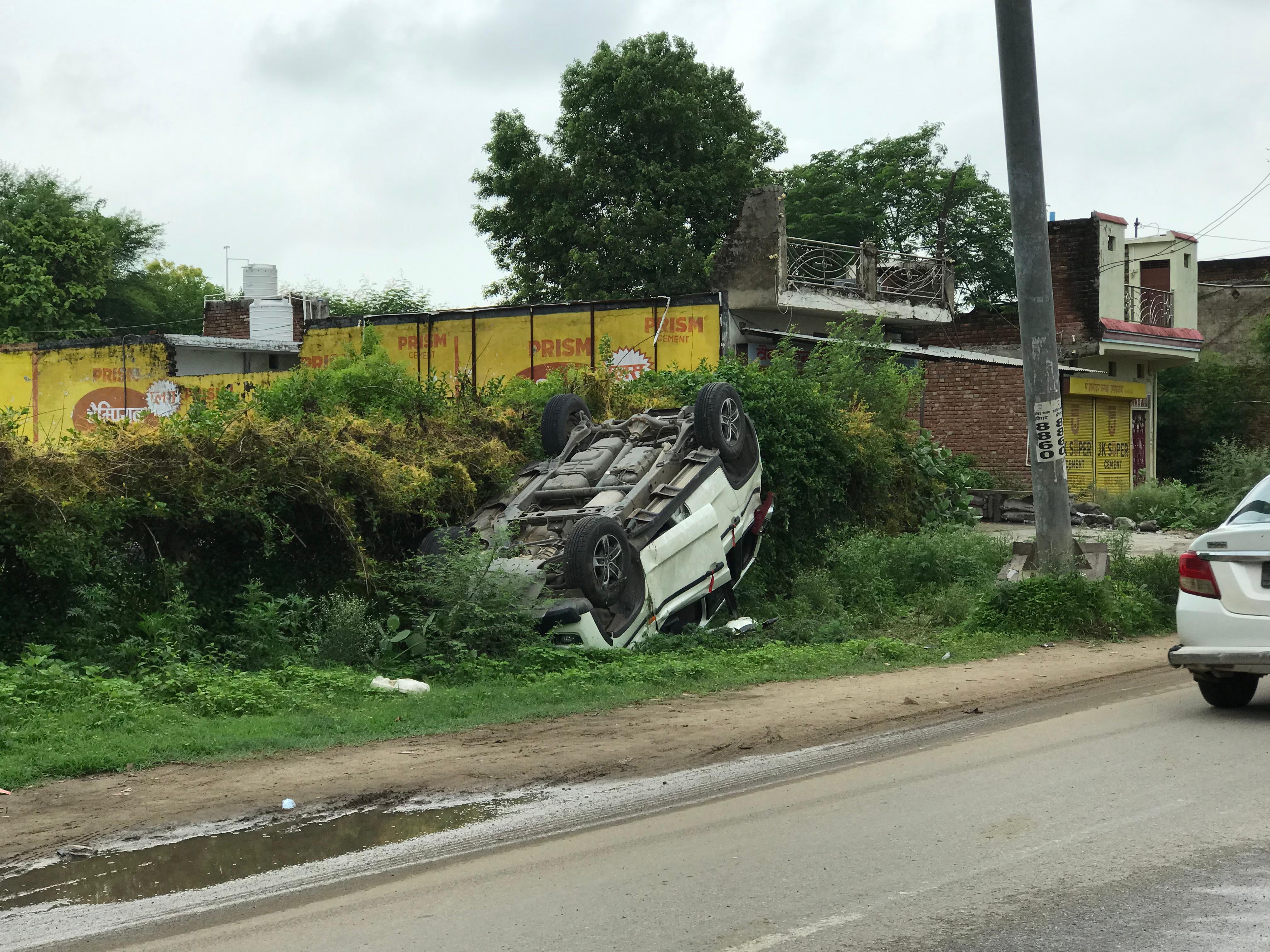 morena, High speed Bolero overturned, ten people injured