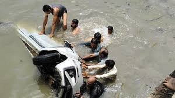 dewas, Car fell , Kalisindh river  