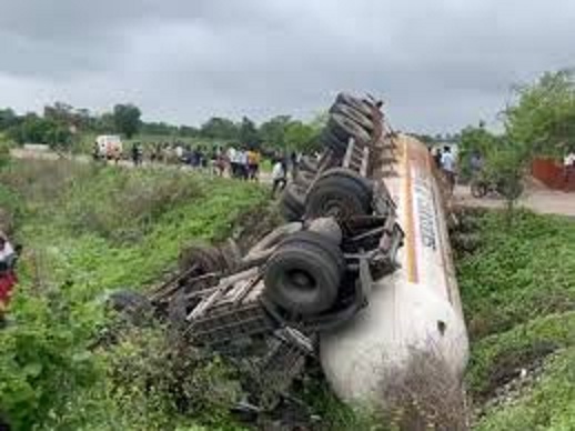 sagar, Ammonium sulphate, filled tanker overturned, driver died