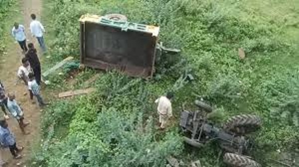 khandwa, Tractor fell down  , father and son died