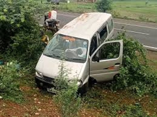shivpuri,   van lost control , overturned 