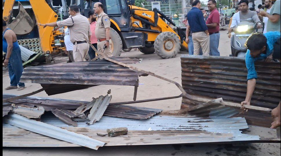 damoh, Illegal encroachments , mosque