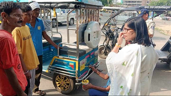 bhopal, Movement of school children , e-rickshaw banned 