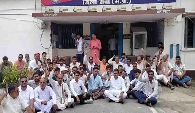 rewa, Employee accuses ,Congress MLA  