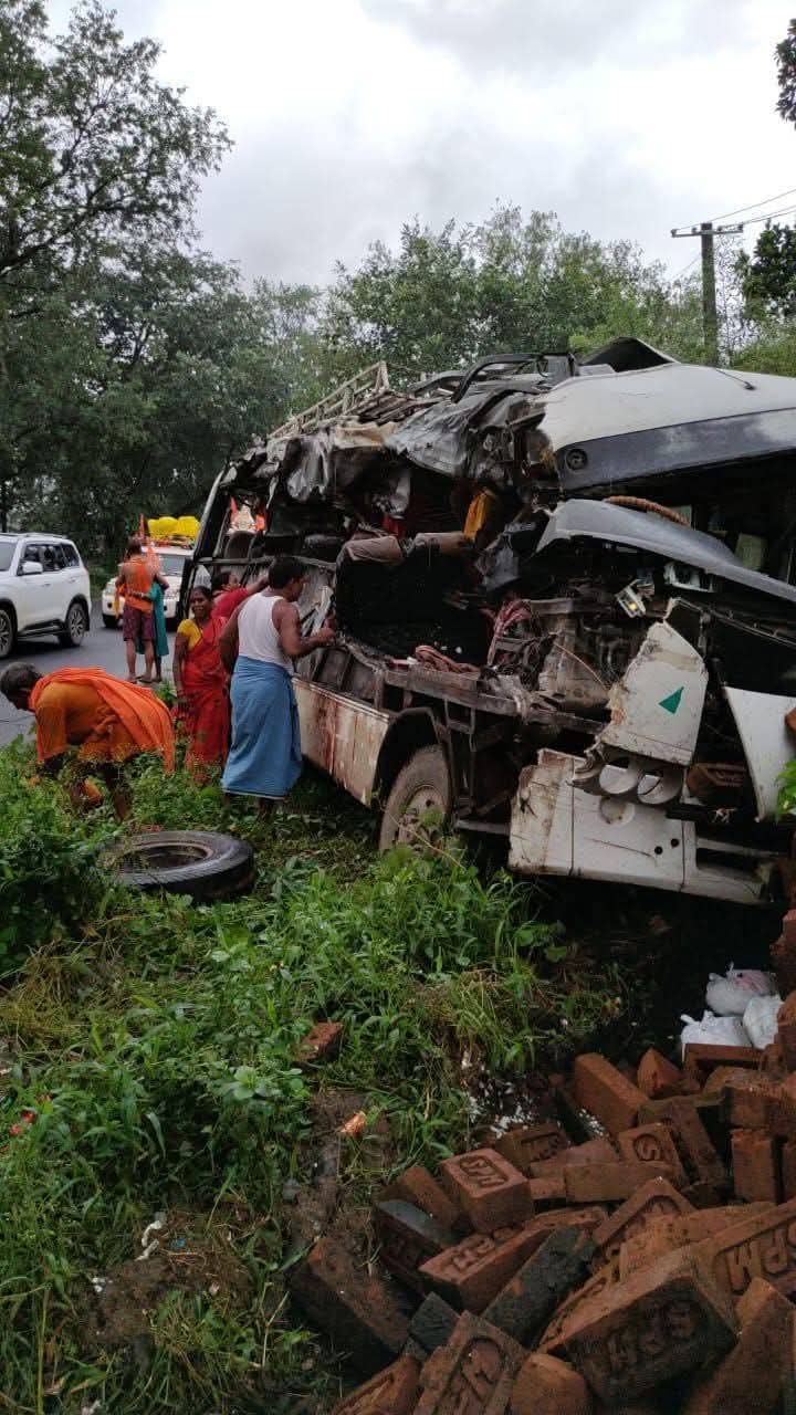 devghar, Bus and truck , Jharkhand, six pilgrims die