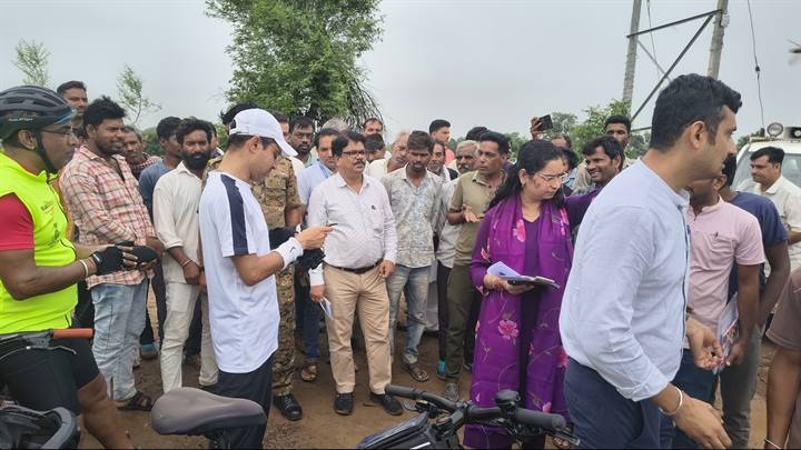 ashoknagar,Collector Aditya Singh ,bicycle