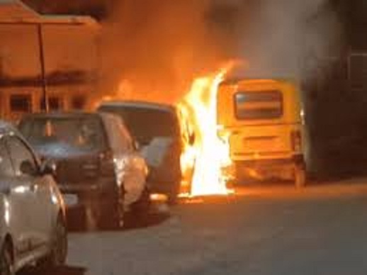bhopal, Two Santro cars ,suddenly caught fire 