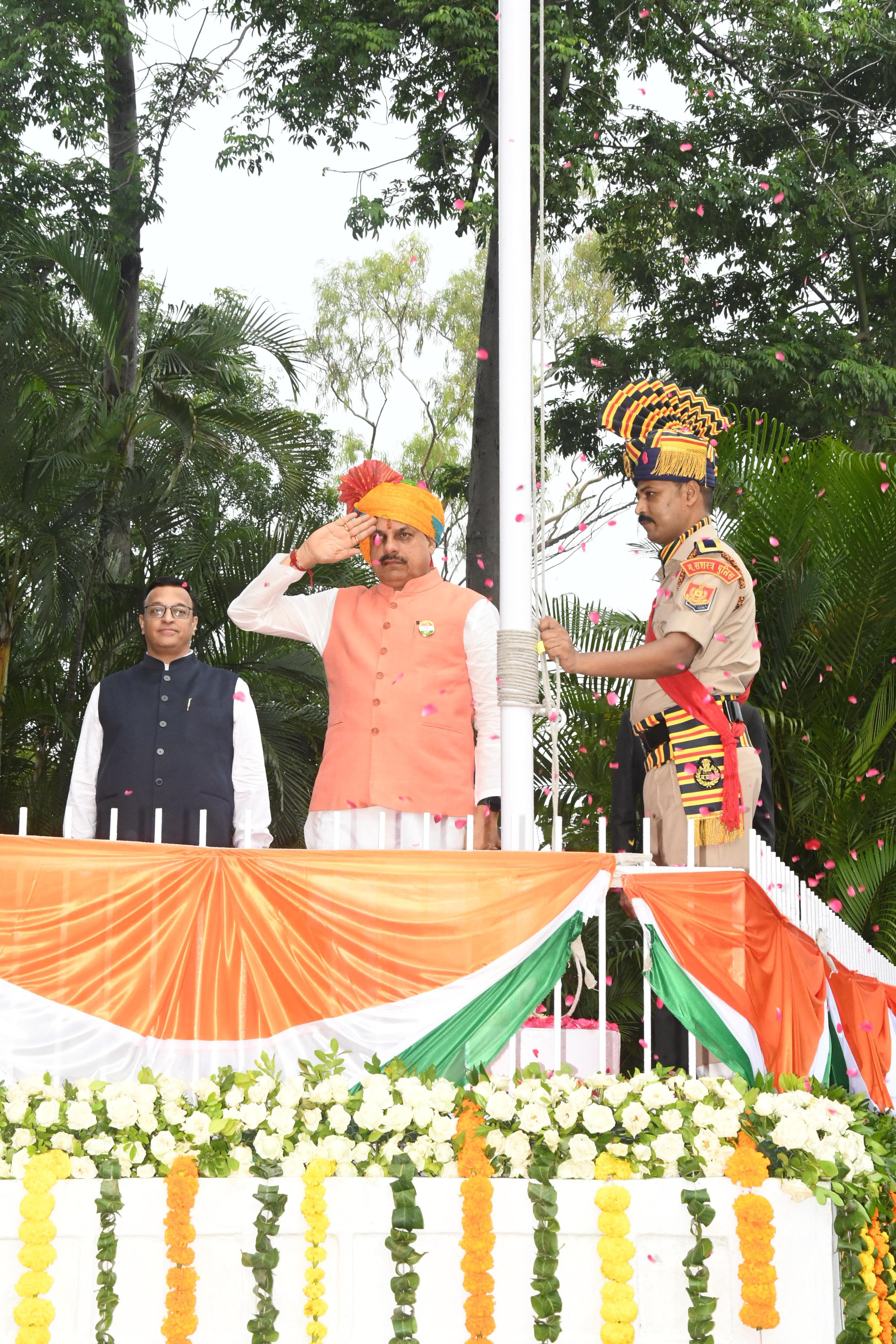 bhopal, Chief Minister, hoisted the flag 