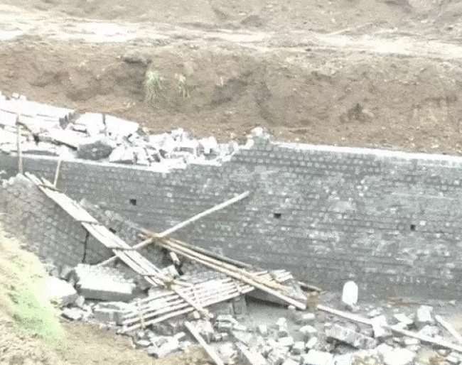 indore, Three people died ,under-construction wall 