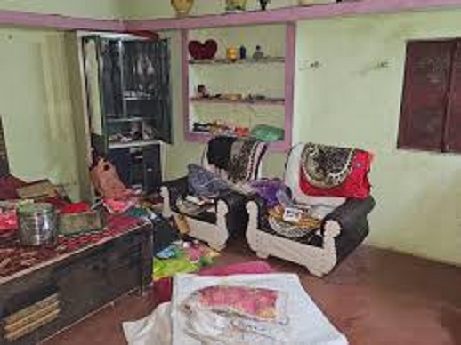 ashoknagar,  sleeping couple, robbed 