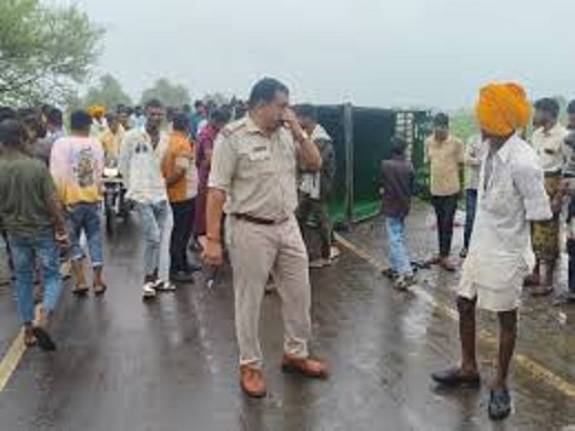 jhabua,   pickup  , workers in Petlawad  