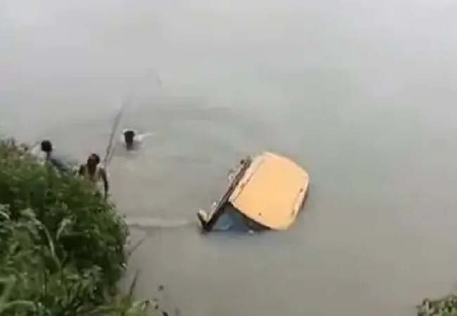 ujjain,Car, deep ditch  