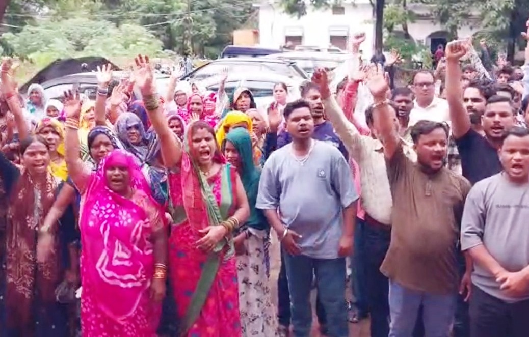 jabalpur, Hundreds of people ,surrounded the SP office 