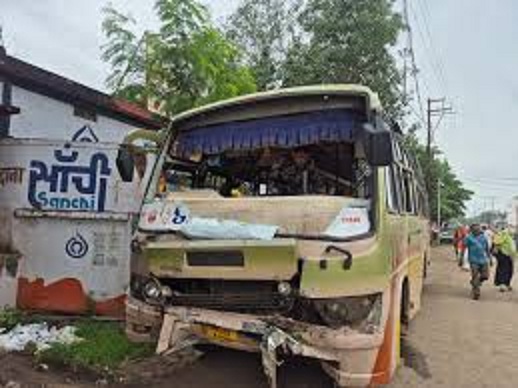 badwani, Bus and pickup , Khandwa-Baroda highway  