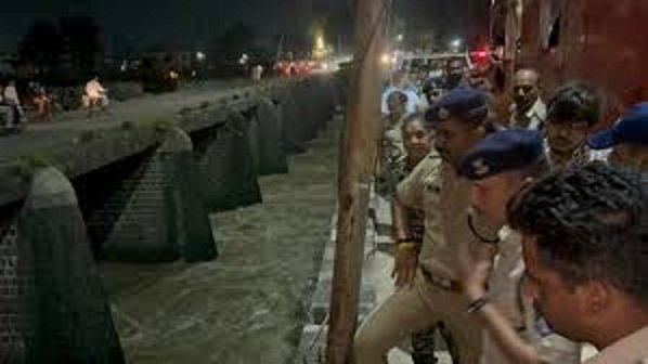 ujjain, Car fell into Shipra river , big bridge