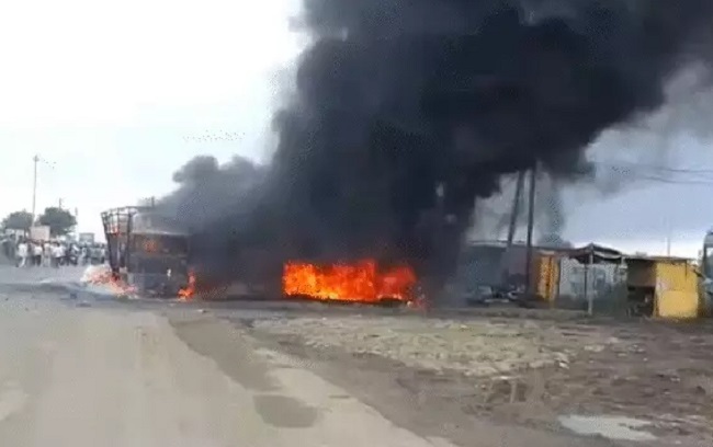 bhopal,  huge fire broke , moving truck 