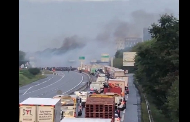 peris,  protests against the government, France as well