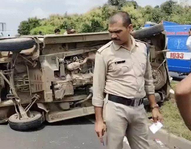 damoh, Truck hits car, four people   die