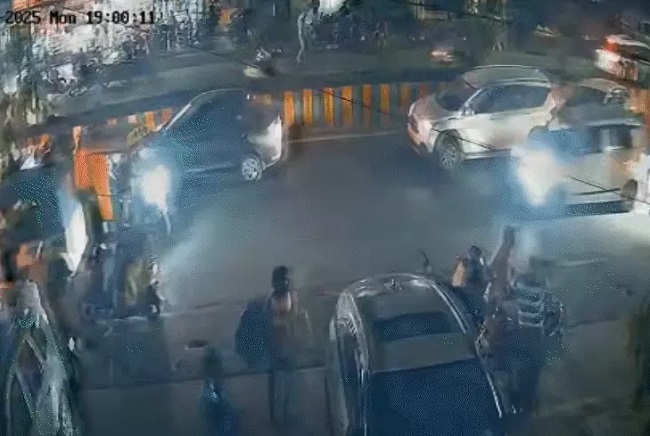 indore,   uncontrolled truck , crushed several people