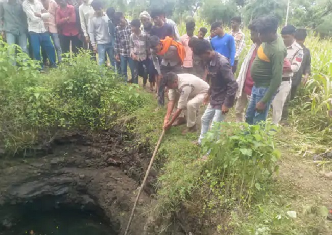 badwani, Mother jumped , two children