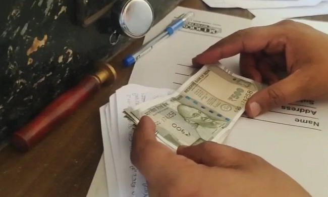 balaghat,   EOW team , accepting a bribe  