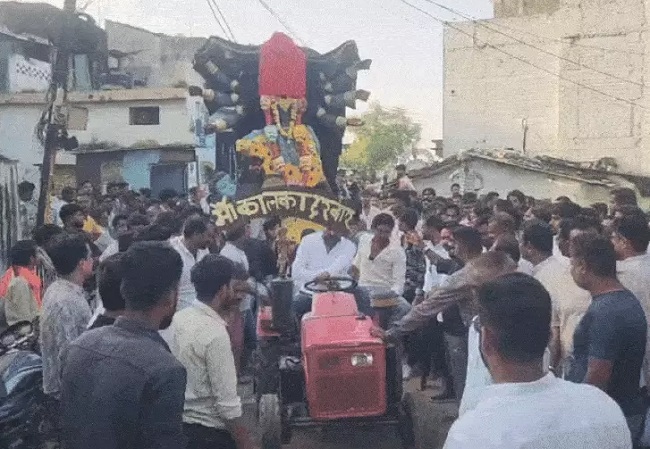 vidisha, Stones were pelted  , people created ruckus