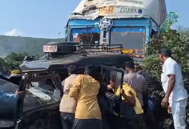 badwani,   jeep full of devotees, hit by a container