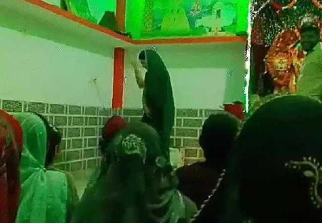 khargon,   young woman dancing , Garba event died  