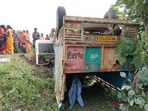 sagar, pickup truck , labourers overturned 