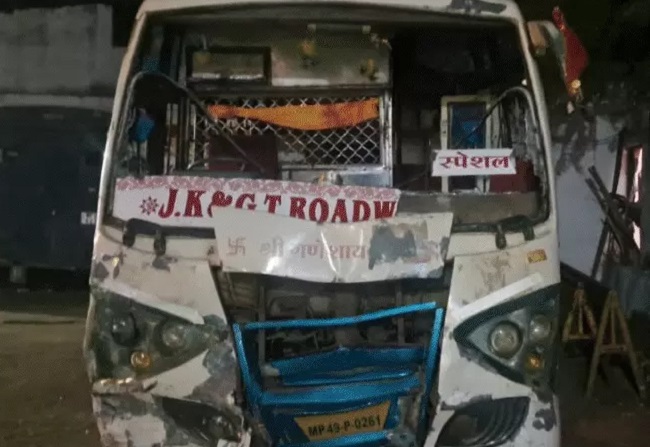 jabalpur,   uncontrolled bus , Durga pandal 