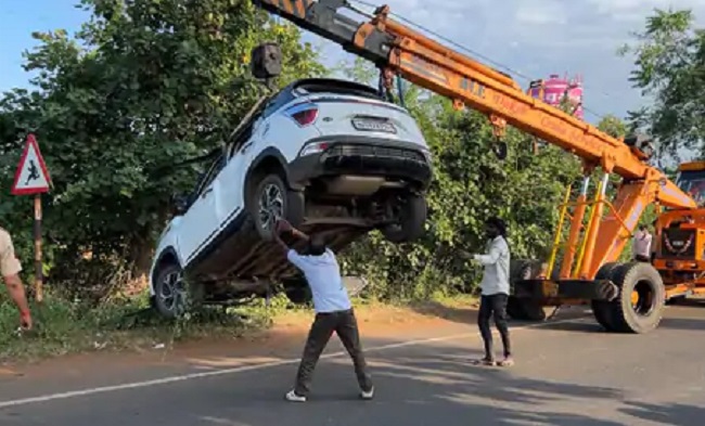 bhopal, Husband, wife and son die 