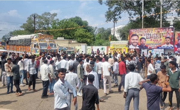 agarmalwa, Angry farmers ,blocked NH-552  