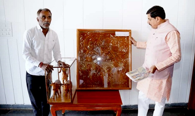 bhopal, Wood sculpture artist,Chief Minister Dr. Yadav.