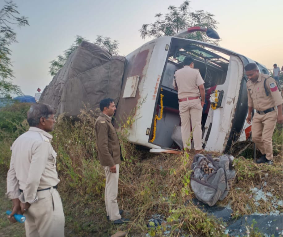 rajgarh,   speeding bus collided , injuring five people 