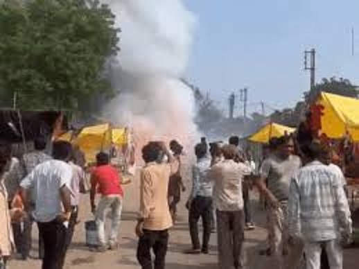 dhar, Fire broke out , firecracker shops 