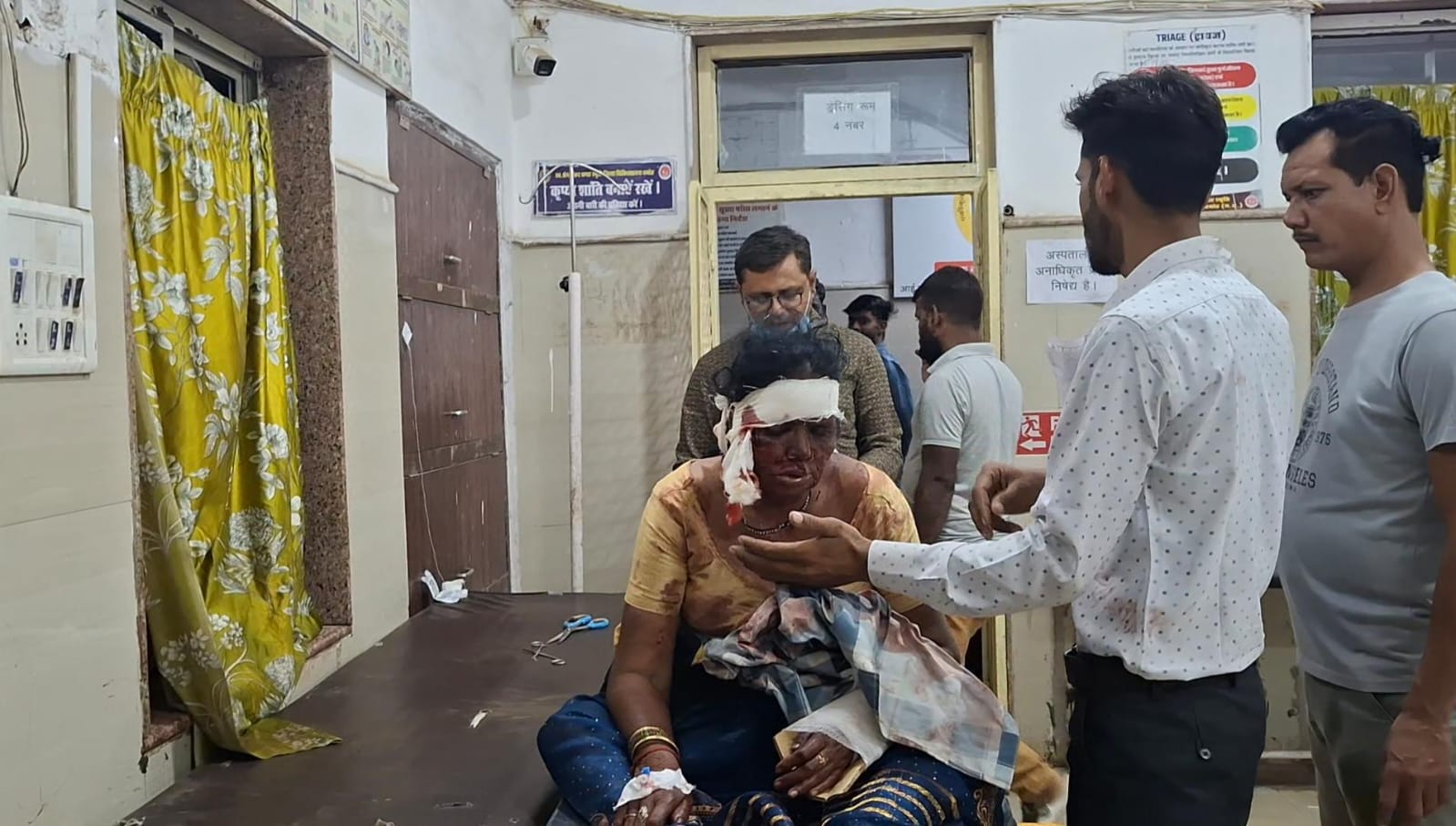 damoh, Goods auto overturned , Damoh-Sagar road