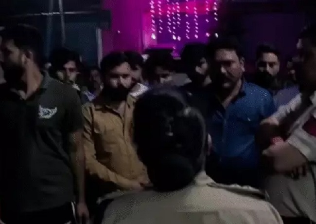 katni, Police station attacked ,beat up policemen