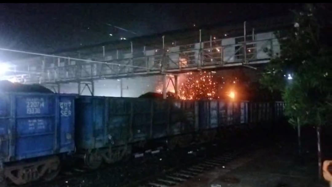 anuppur,   goods train, sparks flying