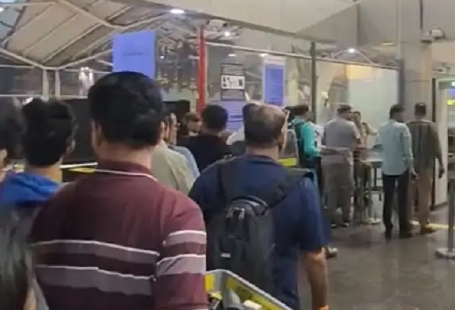 indore, Crowds throng MP, airport  