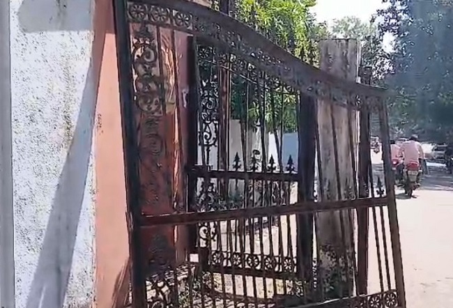 dhar,  iron gate , elderly man