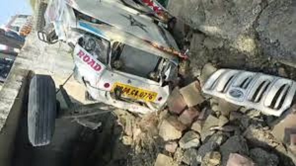 vidisha, pickup full of devotees , Karili Dham 