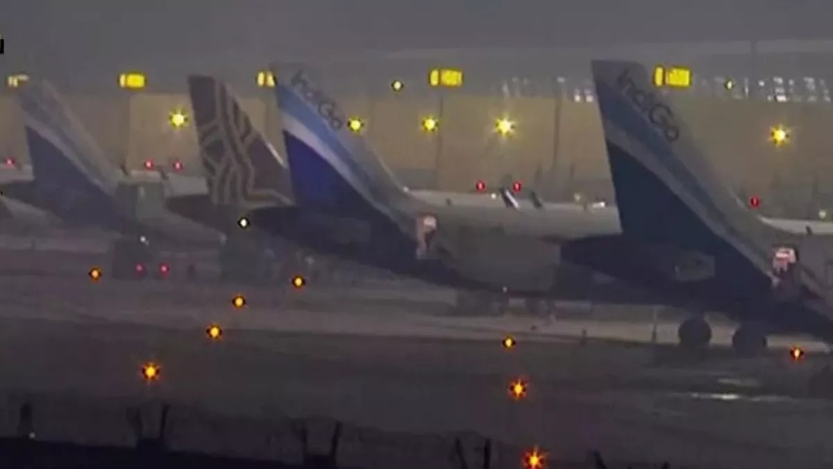 Dehli , Dense fog engulfs , Delhi, prompting , several , airlines , issue travel , advisories