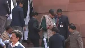   Newdelhi, Shashi Tharoor, fell , stairs, Akhilesh, Yadav ,helped, him.