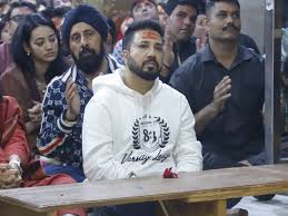 ujjain ,Mika Singh, reached, court,  Mahakal, early, morning.